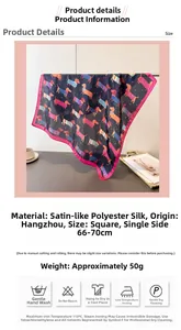 Détail d'un foulard carré en satin de soie avec imprimé teckel et bordure rose vif