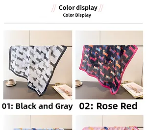 Détails de foulards en satin de soie avec imprimés teckels et bordures contrastées
