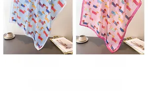 Vue détaillée de foulards carrés en soie imprimée avec des motifs de teckel de dessin