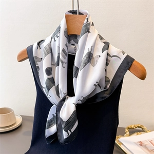 Foulard en satin de soie noir et blanc classique avec motifs de teckel en dessin animé