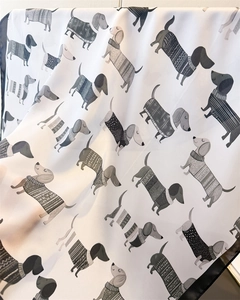 Vue détaillée du foulard en soie blanche transparente avec des imprimés de teckels colorés