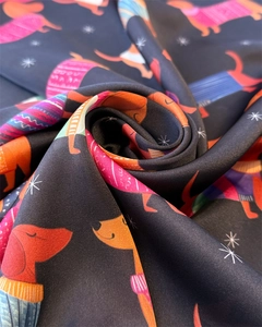 Détail d'un foulard effet soie avec motifs teckel imprimés et étoiles blanches