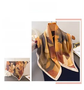 Detail eines Seidentuchs mit Vintage-Pferdeprint auf einem Holzbügel mit edlen Accessoires