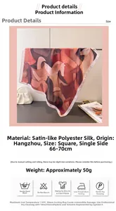 Detail eines quadratischen Seidenschals mit warmen abstrakten Pferdeprints auf einer Handtasche