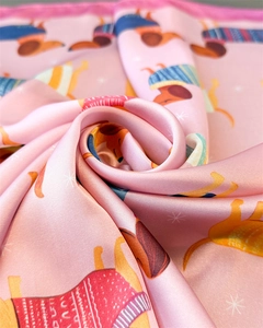 Détail d'un foulard en satin rose avec motifs teckel et texture soie lisse