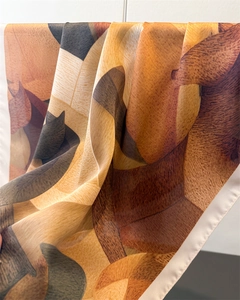 Nahaufnahme von Seidenschal mit abstrakten Drucken und elegantem Faltenwurf der Textur