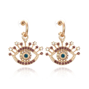 Boucles d'oreilles Œil du Mal dorées avec strass violets et cristal bleu sur fond blanc