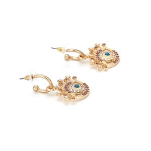 Détail des boucles d'oreilles œil avec strass roses et pierre centrale bleue
