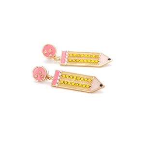 Boucles d'oreilles crayon avec strass jaunes et émail rose dans un cadre en métal doré