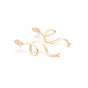 Vue détaillée de boucles d'oreilles serpent dorées en spirale avec perles et cristaux
