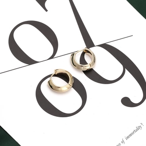 Minimalist gold-plated round hoop earrings with polished geometric curved design