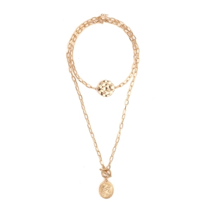 Collier double chaîne dorée avec pendentifs martelés ronds et reliefs en pièces