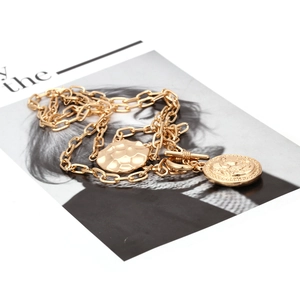 Collier rétro à chaîne dorée avec disque martelé et pendentif en relief de pièce