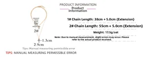 Détail d'un collier double épaisseur doré avec pendentif cadenas et strass brillants