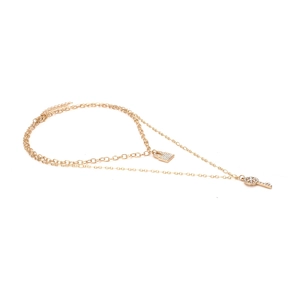 Collier double épaisseur en or avec pendentifs cœur sertis de strass et clé