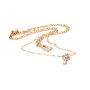 Collier doré multi-rangs avec pendentifs cadenas et clé ornés de strass brillants