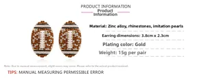 Vue détaillée des boucles d'oreilles football en strass avec perles et spécifications