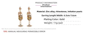Détail de boucles d'oreilles verres à vin dorées avec perles, strass et dimensions 6,5 cm