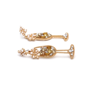 Vue détaillée de boucles d'oreilles en verre de champagne avec perles et strass
