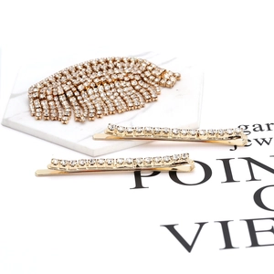 Dreiteiliges goldenes Strass-Haarspangen-Set mit Blatt-Design auf Marmorhintergrund