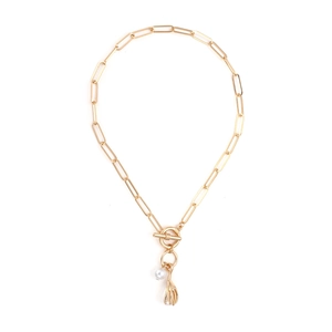 Collana con ciondolo mano e perla barocca con catena a graffetta dorata e chiusura OT