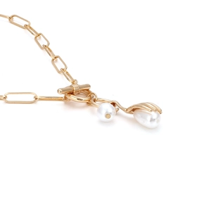 Pendente con perla barocca su collana a catena a graffetta dorata e chiusura a T