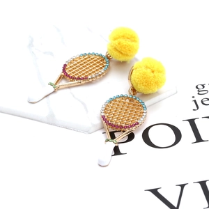 Boucles d'oreilles raquette de tennis avec strass roses et balle de tennis pompon jaune