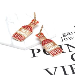 Orecchini creativi a bottiglia in lega dorata con strass rossi e testo hot sauce
