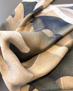 Makroaufnahme von Seidenschal-Stoff mit edlem Marmormuster und weichem Satin-Fall