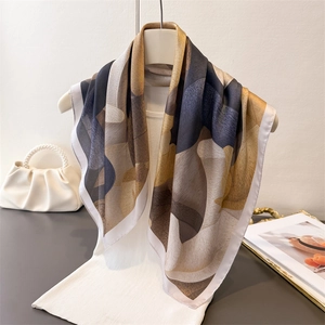 Eleganter Seidenimitat-Viereckschal mit abstrakten marineblauen und khakifarbenen Mustern