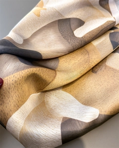 Detailansicht der glatten Kunstseide mit erdigen abstrakten Felsmustern und Textur