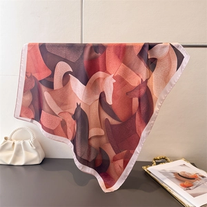 Detail eines seidigen Satintuchs mit klassischem Pferde-Print und elegantem Glanz-Finish
