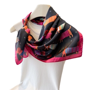 Foulard en satin de soie avec imprimés teckels colorés sur fond noir pour femmes