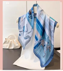 Détail d'un élégant foulard en soie bleu à imprimé équestre avec motifs de chevaux