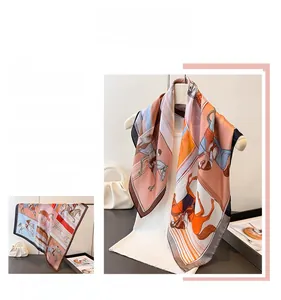 Détail macro du foulard en soie à imprimé équestre avec motifs de cavaliers et chevaux