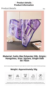 Détail de l'imprimé équestre sur foulard en satin violet avec finition satinée