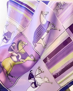 Détail du foulard en soie lavande avec imprimé équestre et texture satinée élégante