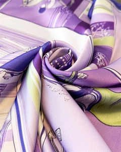 Vue rapprochée d'un foulard en soie imprimé équestre avec finition satinée violette
