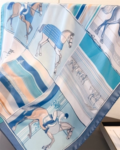Détail du foulard en soie avec illustrations équestres et bords roulottés à la main