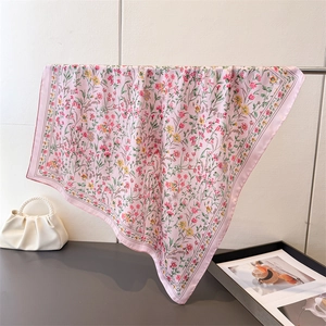 Carré de soie élégant rose avec motif floral pastoral et bordure raffinée pour femme