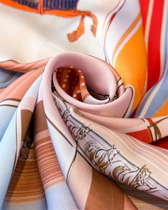 Gros plan d'un foulard en soie avec motif équestre et texture satinée élégante