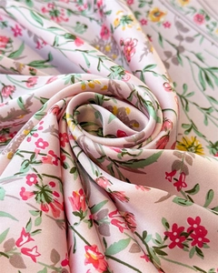 Vue macro du tissu de foulard en soie à fleurs avec fini satiné et drapé élégant