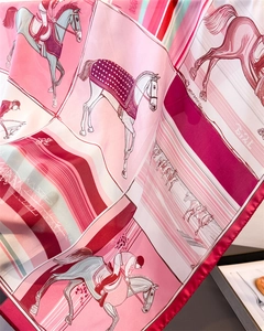 Gros plan du foulard en soie équestre montrant le satin et les bords roulottés à la main