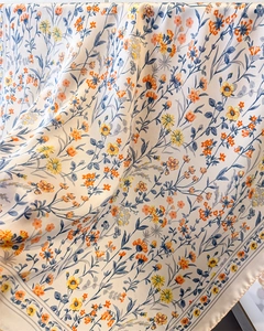 Gros plan du foulard en soie à motif floral montrant le drapé et la texture