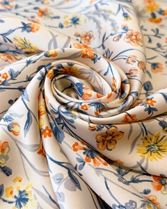 Gros plan sur un foulard en soie à imprimé floral montrant des plis et une texture douce
