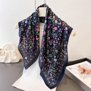 Carré en soie à motif floral bleu marine avec petites fleurs roses et feuilles vertes