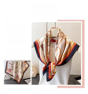 Vue détaillée du motif de chaîne et ceinture sur l'élégant foulard en soie pour femme