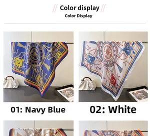Détail de foulards carrés en soie avec motifs de chaînes nautiques en bleu et blanc
