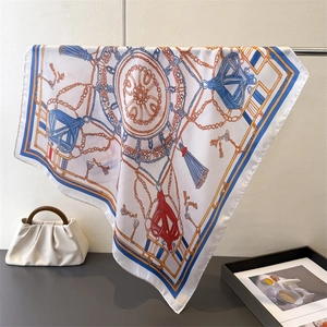 Détail d'un foulard carré en soie artificielle avec motif de chaînes nautiques et ancres