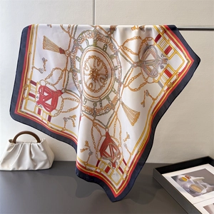 Détail du foulard carré soyeux élégant avec imprimé chaîne rétro et harnais de cheval